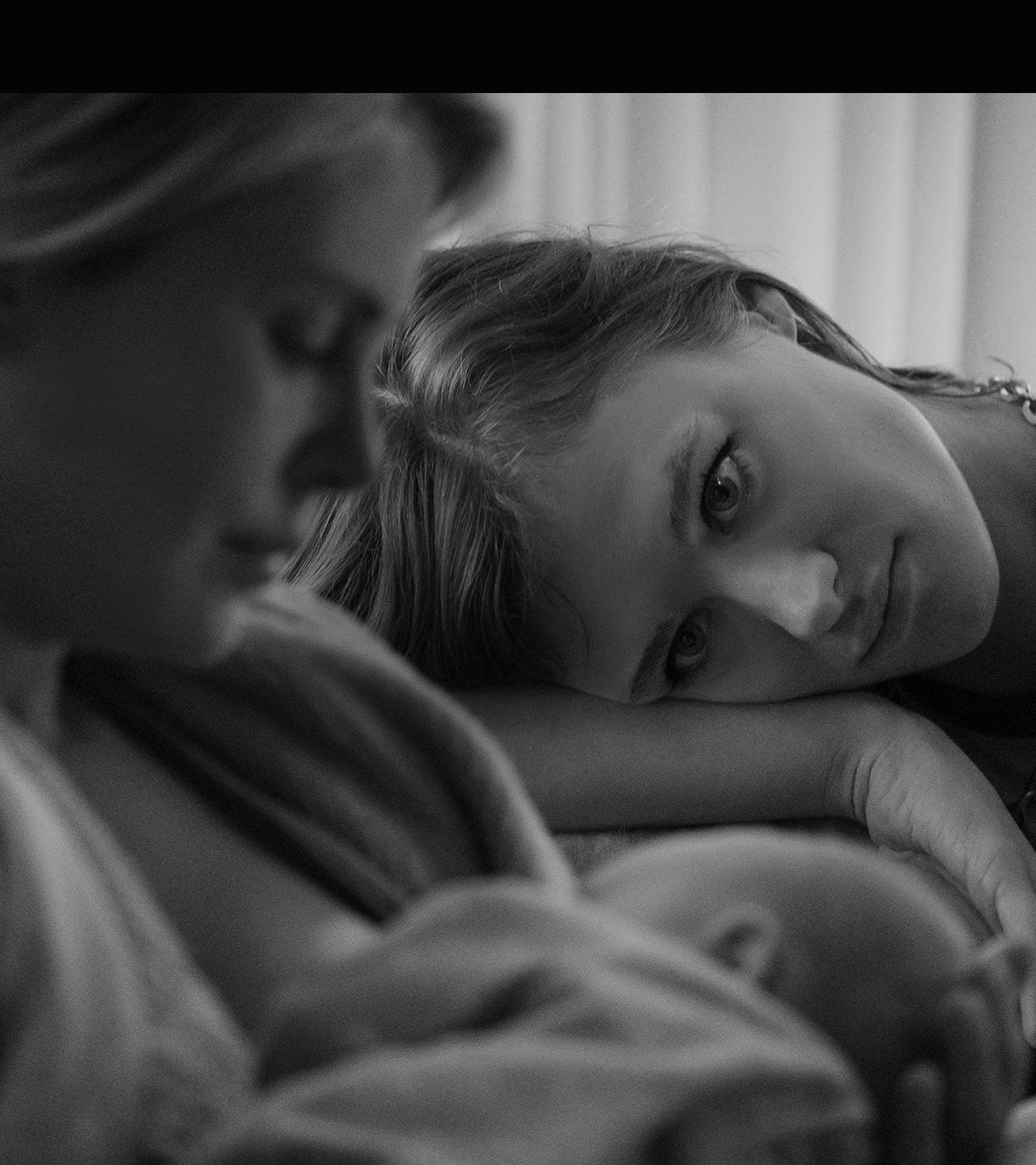 Mackenzie Davis as Tully and Charlize Theron as Marlo star in Jason Reitman's TULLY, a Focus Features release.